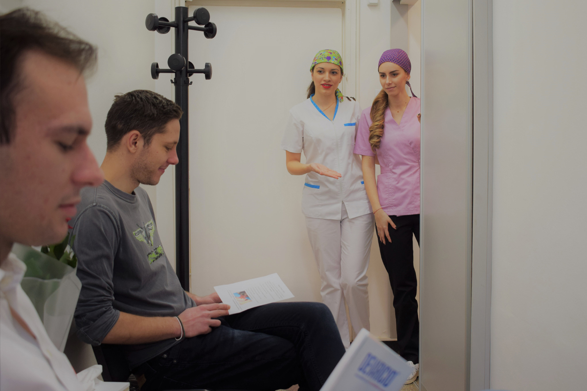 https://www.easydentcraiova.ro/imagini/Andreea Stanusi cu un pacient